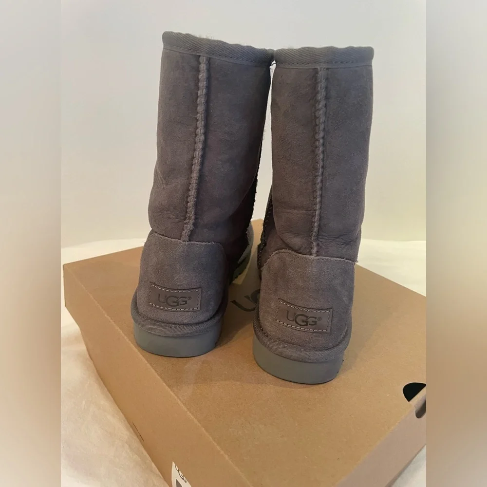 Ugg Classic Short II in gray - Picture 11 of 16